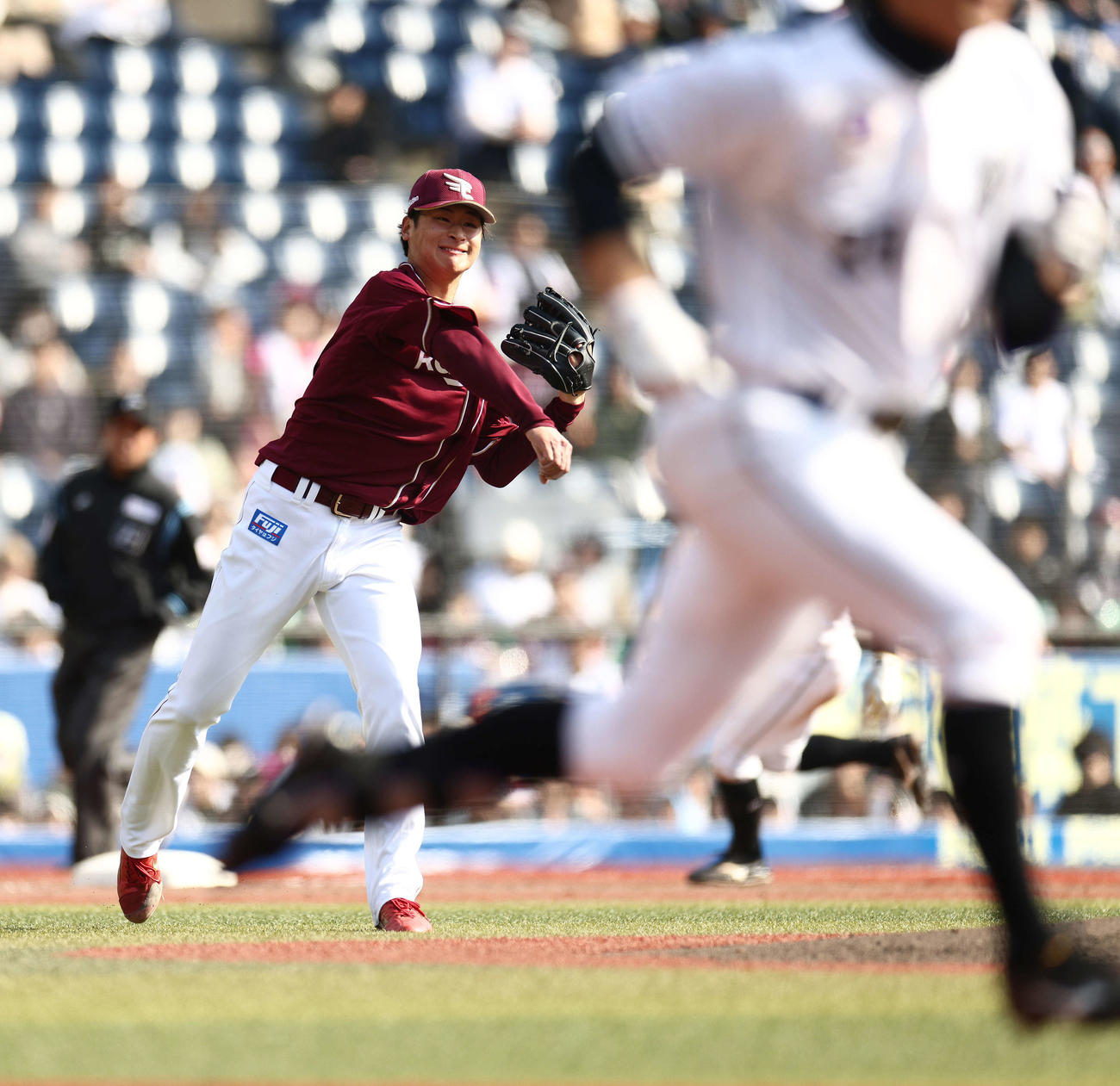ロッテ対楽天　4回裏ロッテ2死二、三塁、岡を投ゴロに仕留める内（撮影・河田真司）