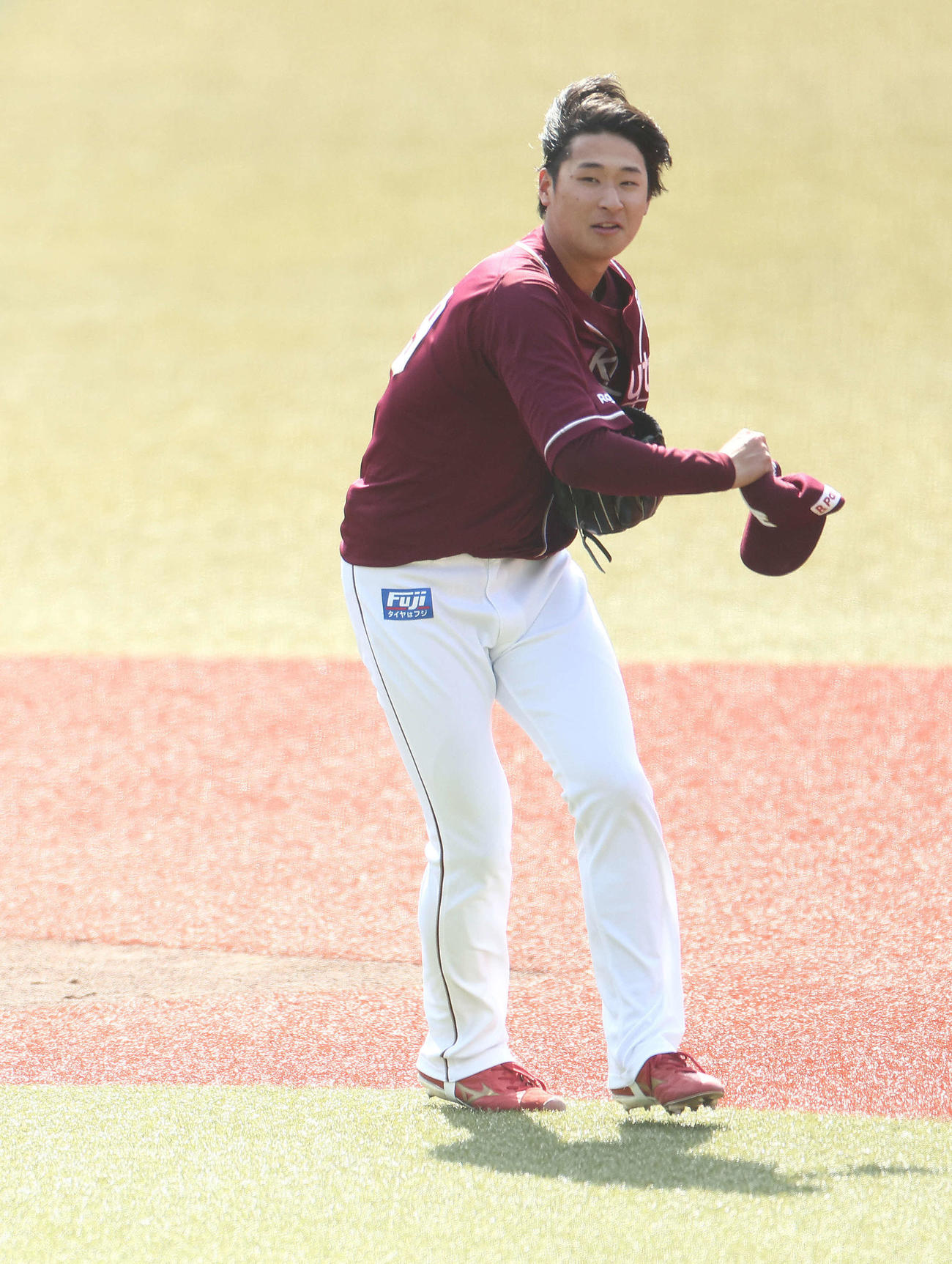 ロッテ対楽天　1回裏、強風で飛ばされる帽子を拾う先発の内（撮影・河田真司）