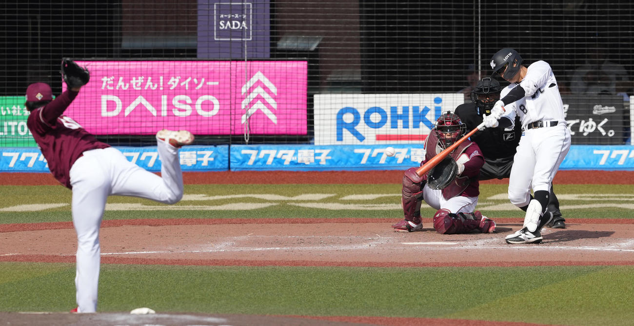 ロッテ対楽天　4回裏ロッテ無死一塁、中適時二塁打を放つ中村奨。投手内（撮影・鈴木みどり）