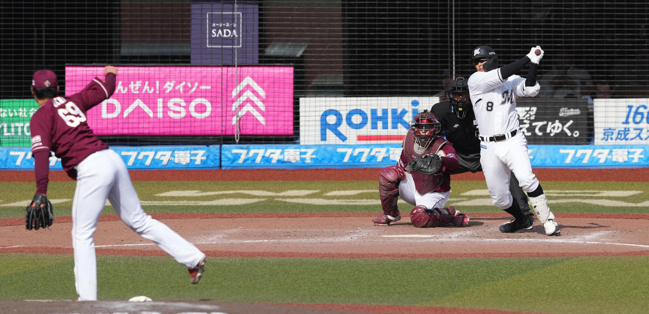 ロッテ対楽天　4回裏ロッテ無死一塁、中適時二塁打を放つ中村奨。投手内（撮影・鈴木みどり）