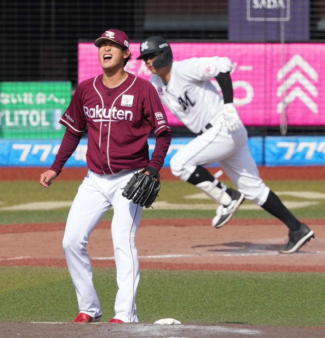 ロッテ対楽天　4回裏ロッテ無死一塁、中村奨に中適時二塁打を浴びる内（撮影・鈴木みどり）