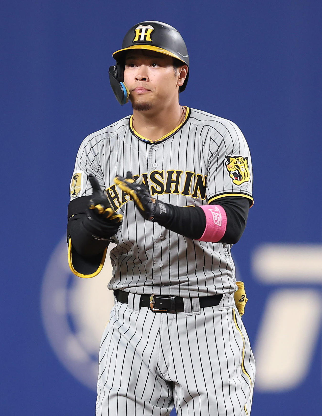 中日対阪神　2回表阪神1死、中越え二塁打を放ち手をたたく佐藤輝（撮影・前田充）
