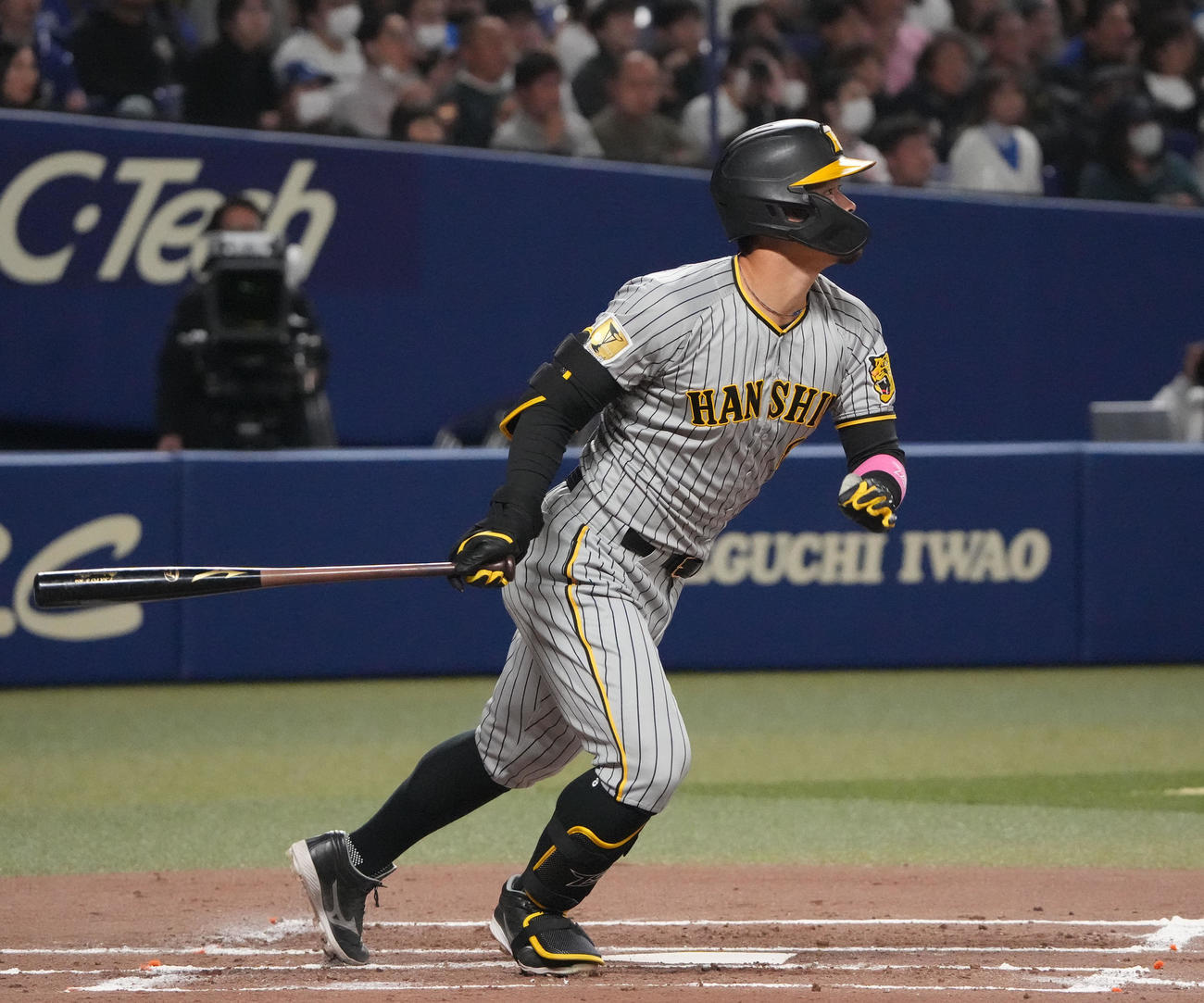 中日対阪神　2回表阪神1死、中二塁打を放つ佐藤輝（撮影・森本幸一）