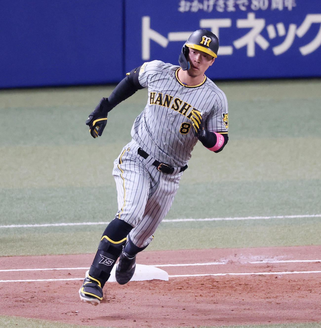 中日対阪神　2回表阪神1死、佐藤輝は中越え二塁打を放つ（撮影・加藤哉）