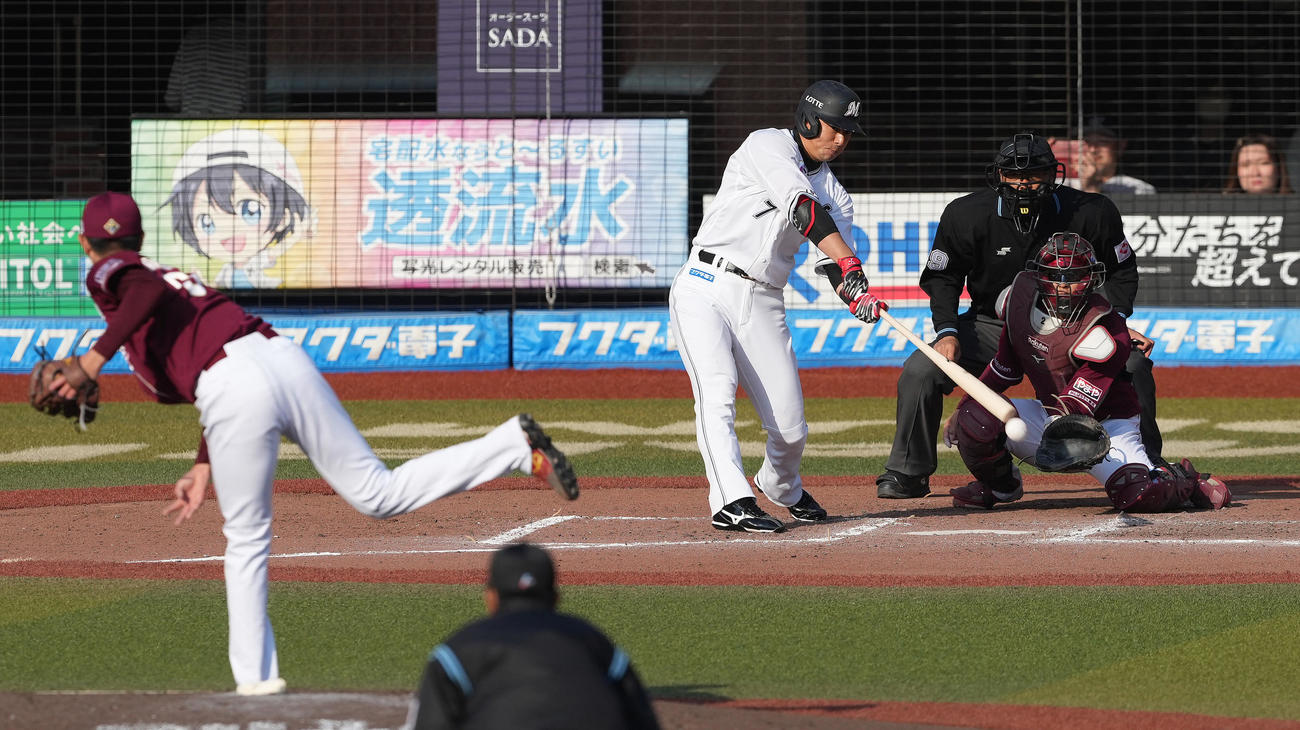 ロッテ対楽天　7回裏ロッテ1死一塁、内野安打を放つ代打藤岡。投手松田（撮影・鈴木みどり）