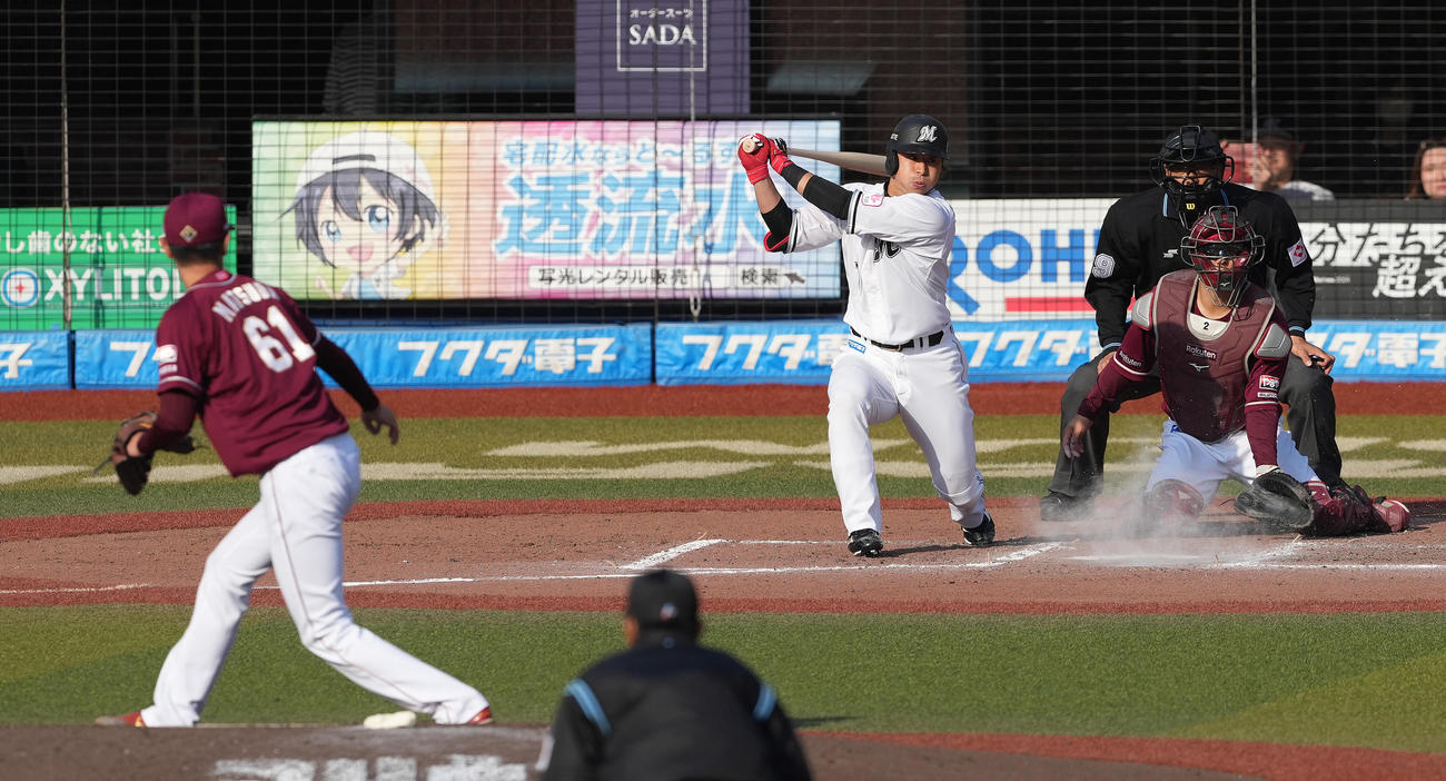 ロッテ対楽天　7回裏ロッテ1死一塁、内野安打を放つ代打藤岡。投手松田（撮影・鈴木みどり）