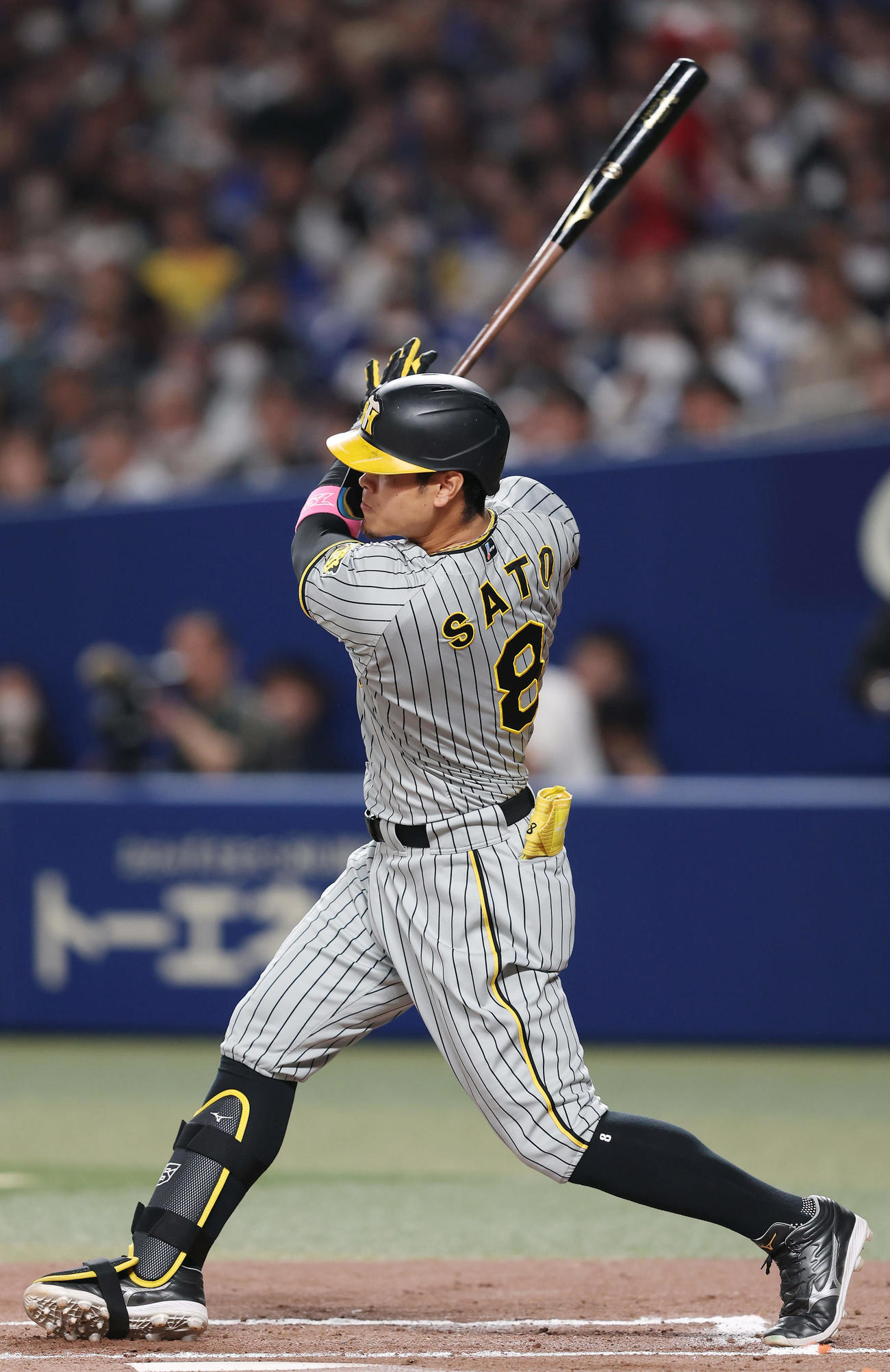 中日対阪神　2回表阪神1死、中越え二塁打を放つ佐藤輝（撮影・前田充）