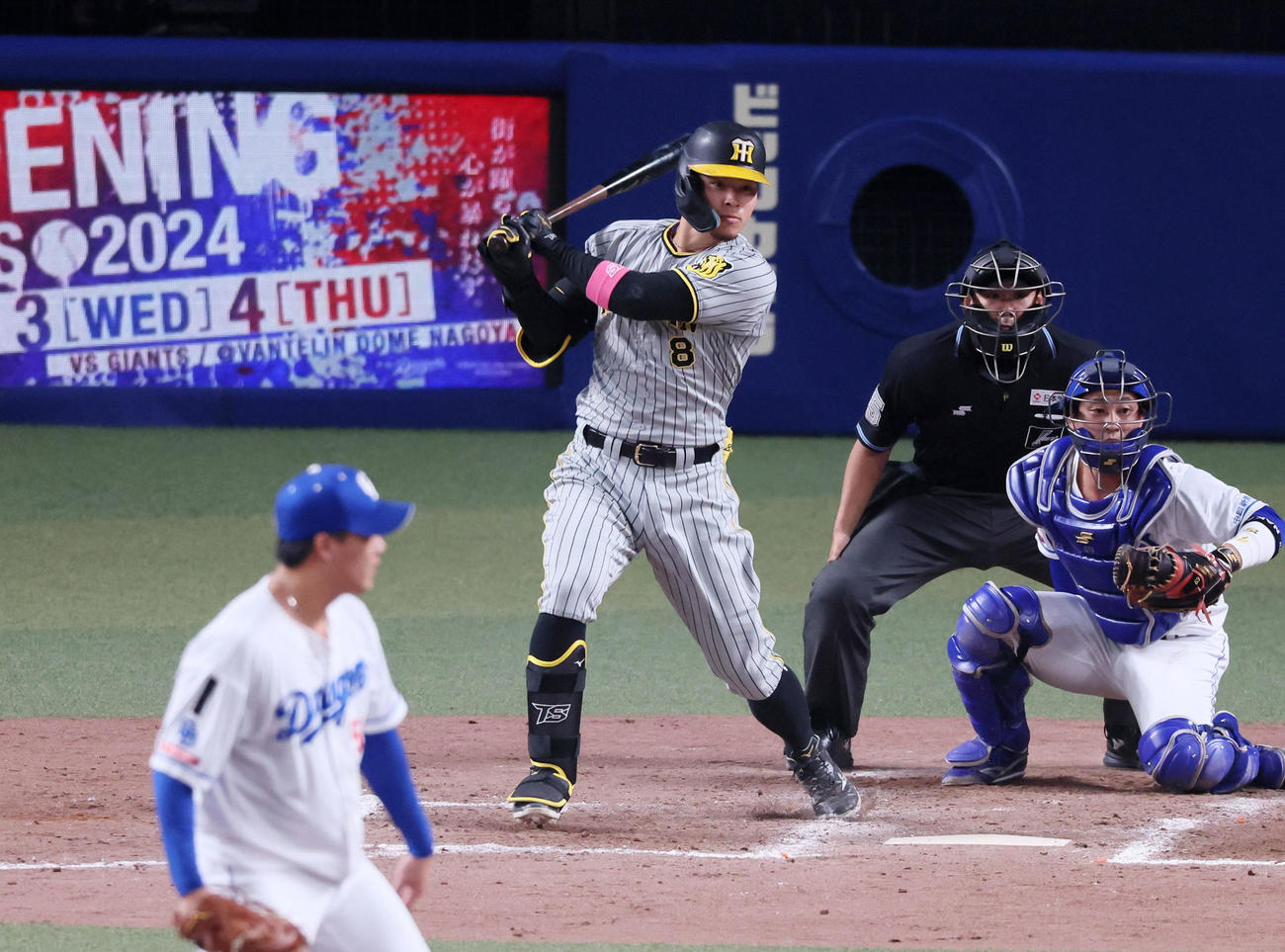 中日対阪神　8回表阪神2死一塁、佐藤輝は左前打を放つ。投手は斎藤（撮影・加藤哉）