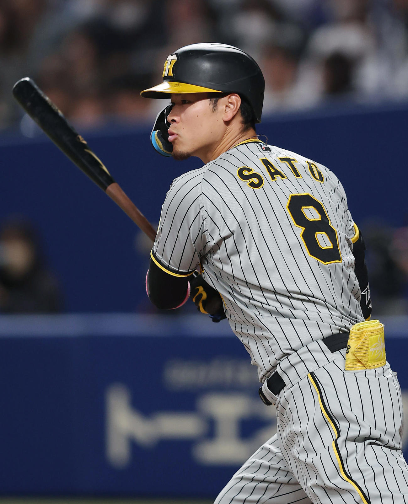 中日対阪神　8回表阪神2死一塁、左前打を放つ佐藤輝（撮影・前田充）