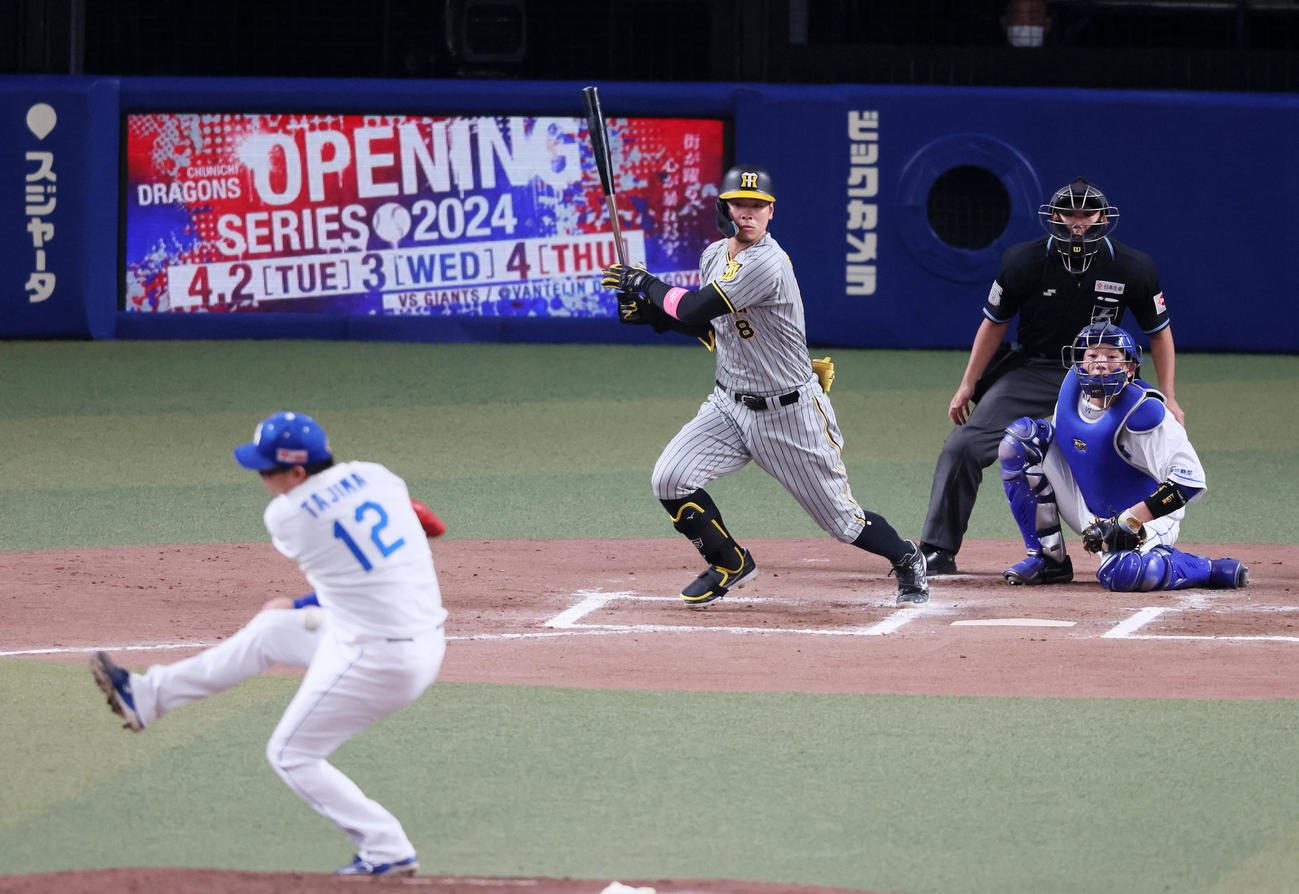 中日対阪神　6回表阪神無死一、二塁、佐藤輝は中前打を放つ。投手は田島（撮影・加藤哉）