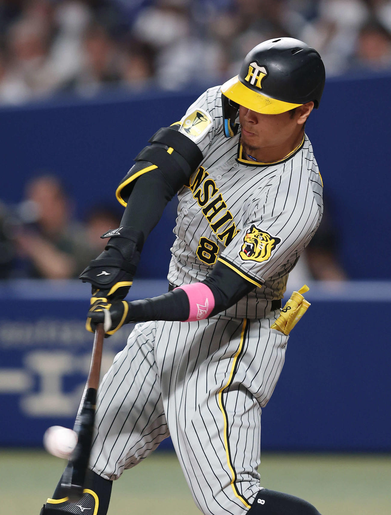 中日対阪神　2回表阪神1死、中越え二塁打を放つ佐藤輝（撮影・前田充）