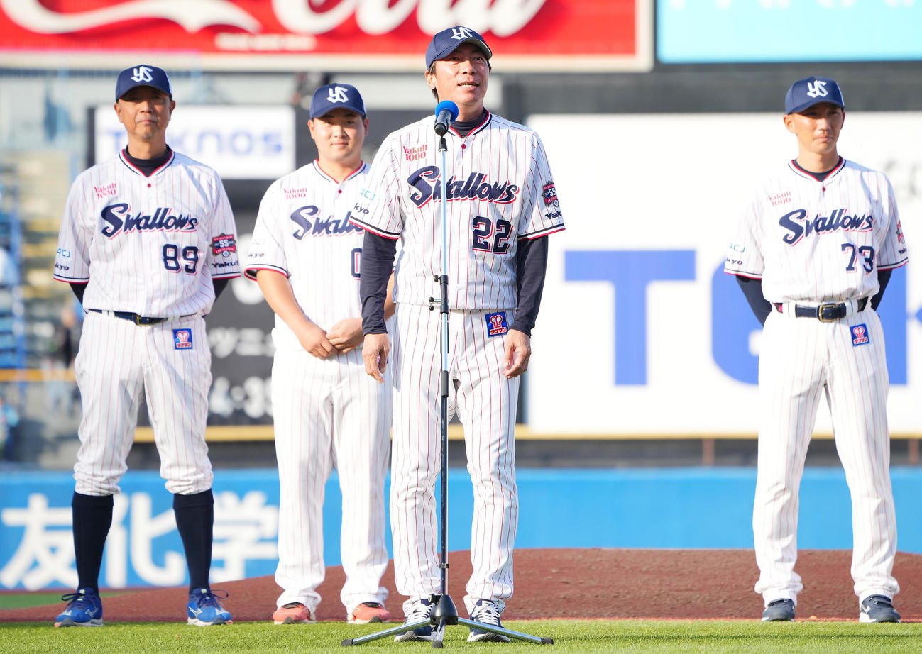 ヤクルト対オリックス　試合後の出陣式で話すヤクルト高津監督（中央）（撮影・垰建太）
