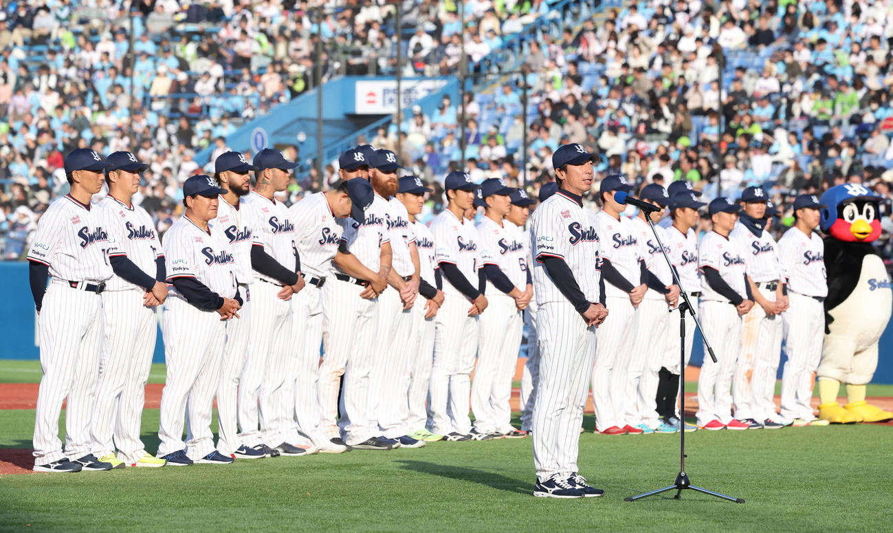 出陣式であいさつするヤクルト高津監督（撮影・丹羽敏通）
