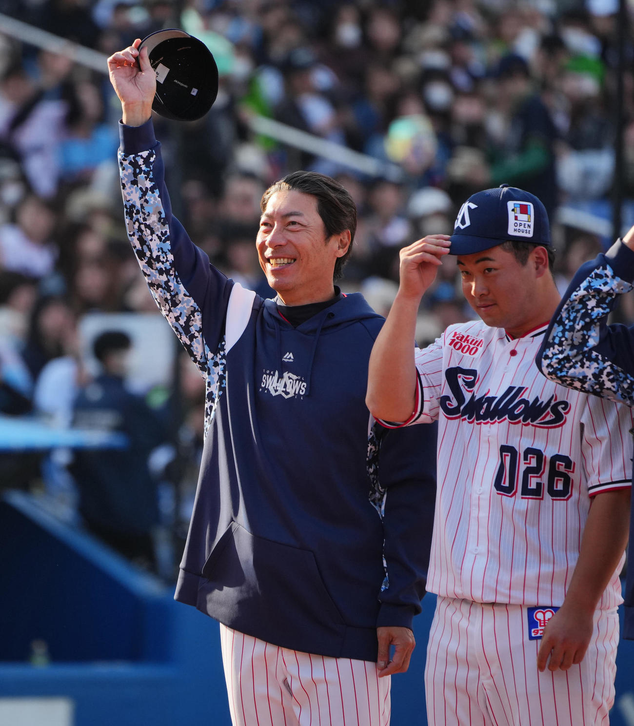ヤクルト対オリックス　オリックスに勝利し笑顔を見せるヤクルト高津監督（左）（撮影・垰建太）