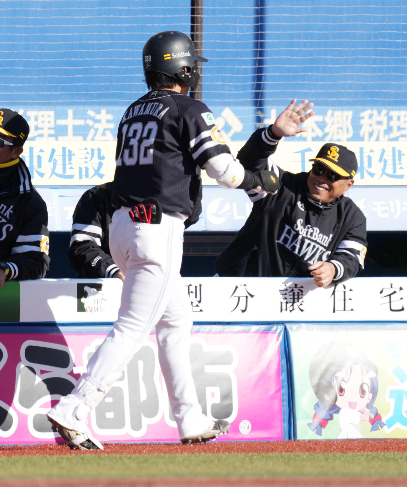ロッテ対ソフトバンク　7回表ソフトバンク1死一、二塁、川村は右越えに勝ち越し3点本塁打を放ち小久保監督（右）の祝福を受ける（2024年3月9日撮影）