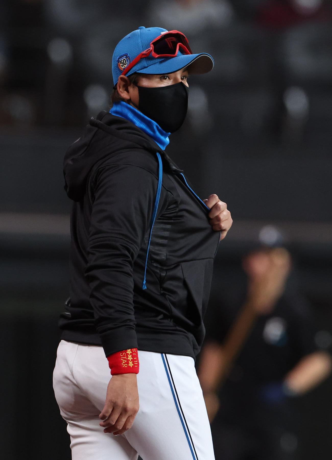 日本ハム対巨人　選手交代を告げる日本ハム新庄監督（撮影・佐藤翔太）