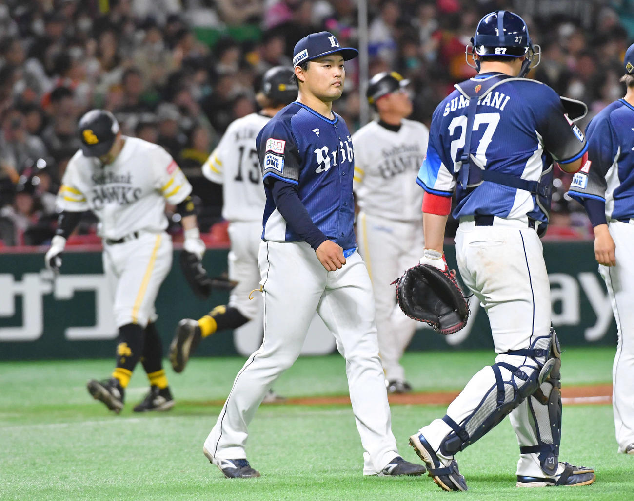 ソフトバンク対西武　5回裏ソフトバンク1死一塁、近藤（左）に適時中三塁打を打たれ、厳しい表情を見せる松本（撮影・岩下翔太）