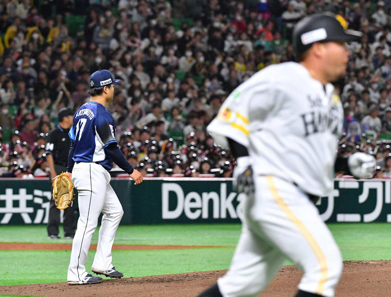 ソフトバンク対西武　1回裏ソフトバンク1死三塁、山川（右）に勝ち越しの左前適時打を打たれた松本（撮影・岩下翔太）
