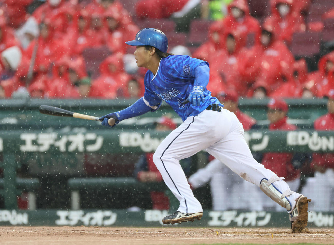 広島対DeNA 7回表DeNA無死一、二塁、石上は勝ち越し右適時打を放つ（撮影・加藤孝規）
