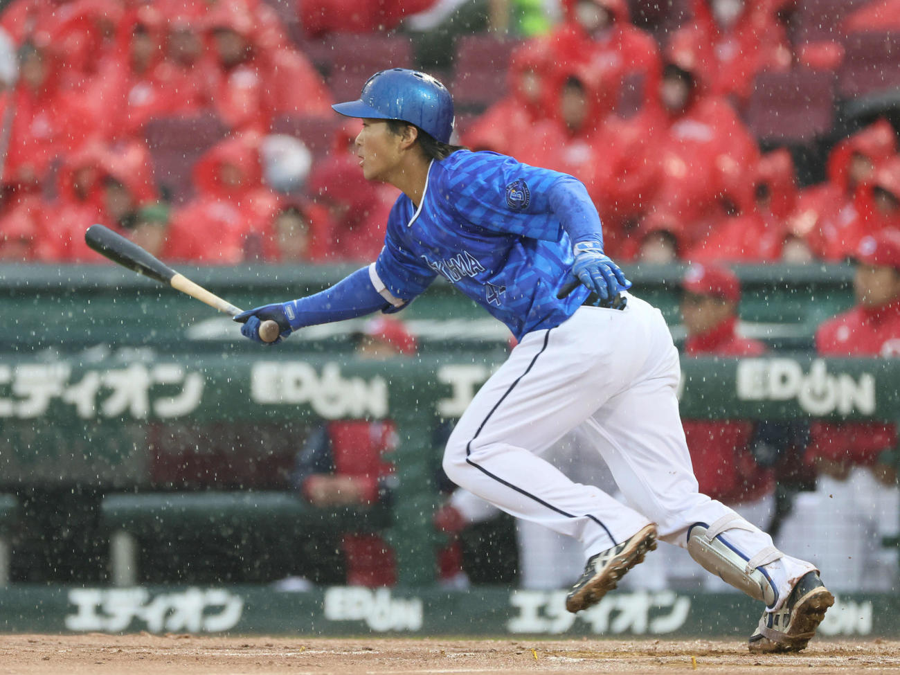 広島対DeNA 7回表DeNA無死一、二塁、石上は勝ち越し右適時打を放つ（撮影・加藤孝規）