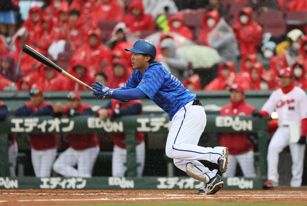広島対DeNA 4回表DeNA1死、石上はセカンド内野安打を放つ（撮影・加藤孝規）