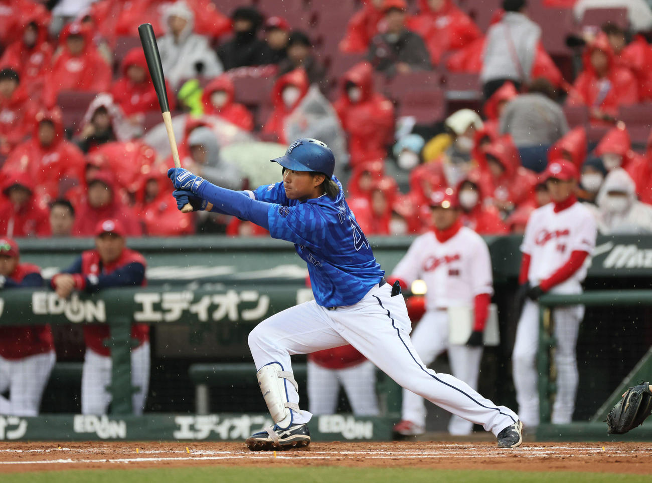 広島対DeNA 4回表DeNA1死、石上はセカンド内野安打を放つ（撮影・加藤孝規）