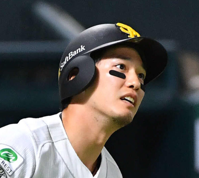 ソフトバンク対西武　3回裏ソフトバンク1死、栗原は右越え本塁打を放つ（撮影・岩下翔太）