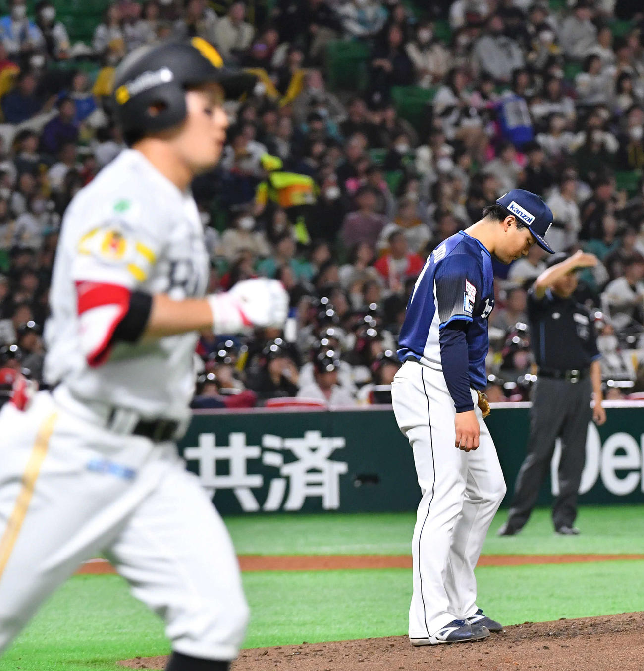 ソフトバンク対西武　3回裏ソフトバンク1死、栗原（左）に右越え本塁打を打たれ、肩を落とす松本（撮影・岩下翔太）