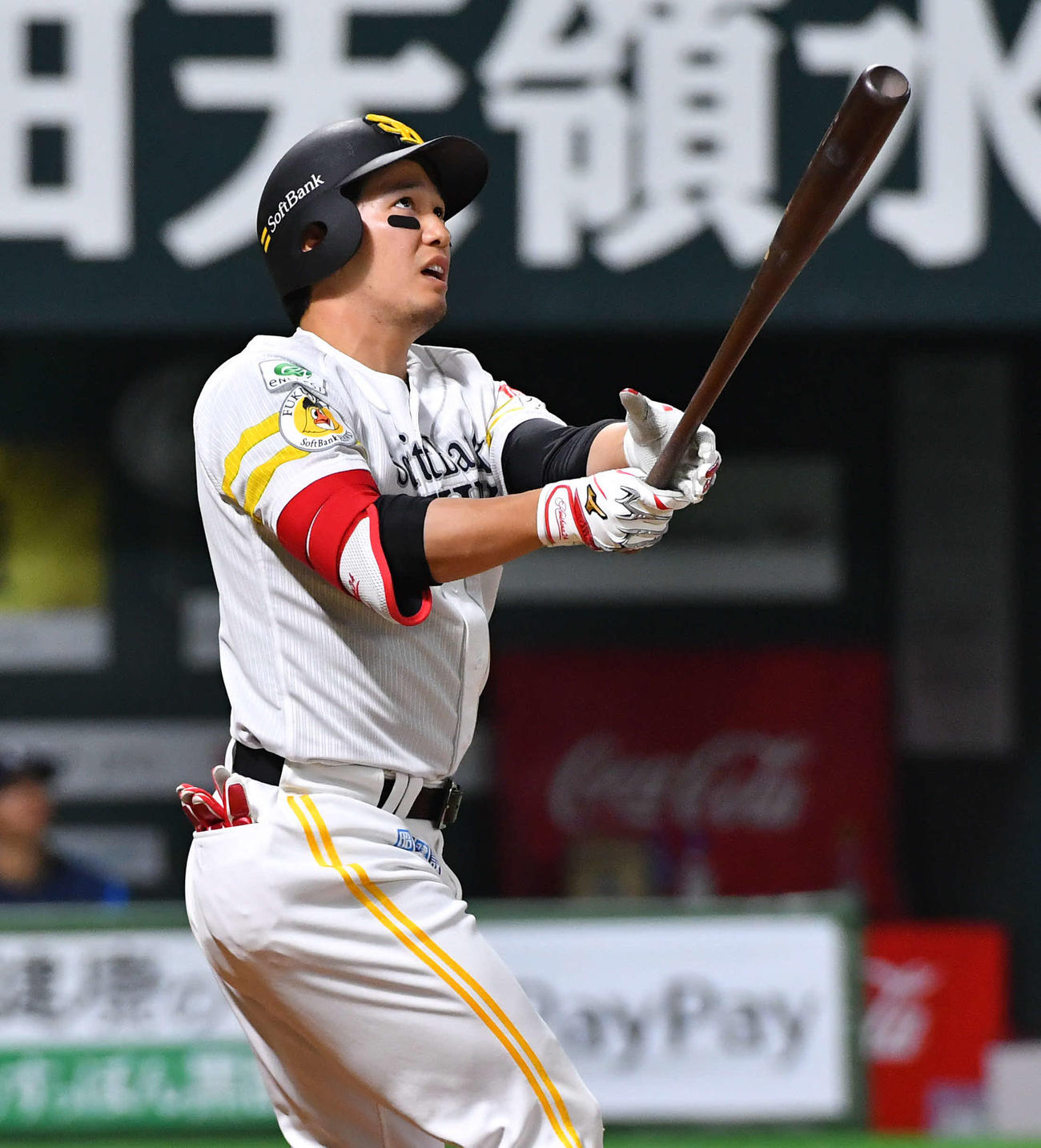 ソフトバンク対西武　3回裏ソフトバンク1死、栗原は右越え本塁打を放つ（撮影・岩下翔太）