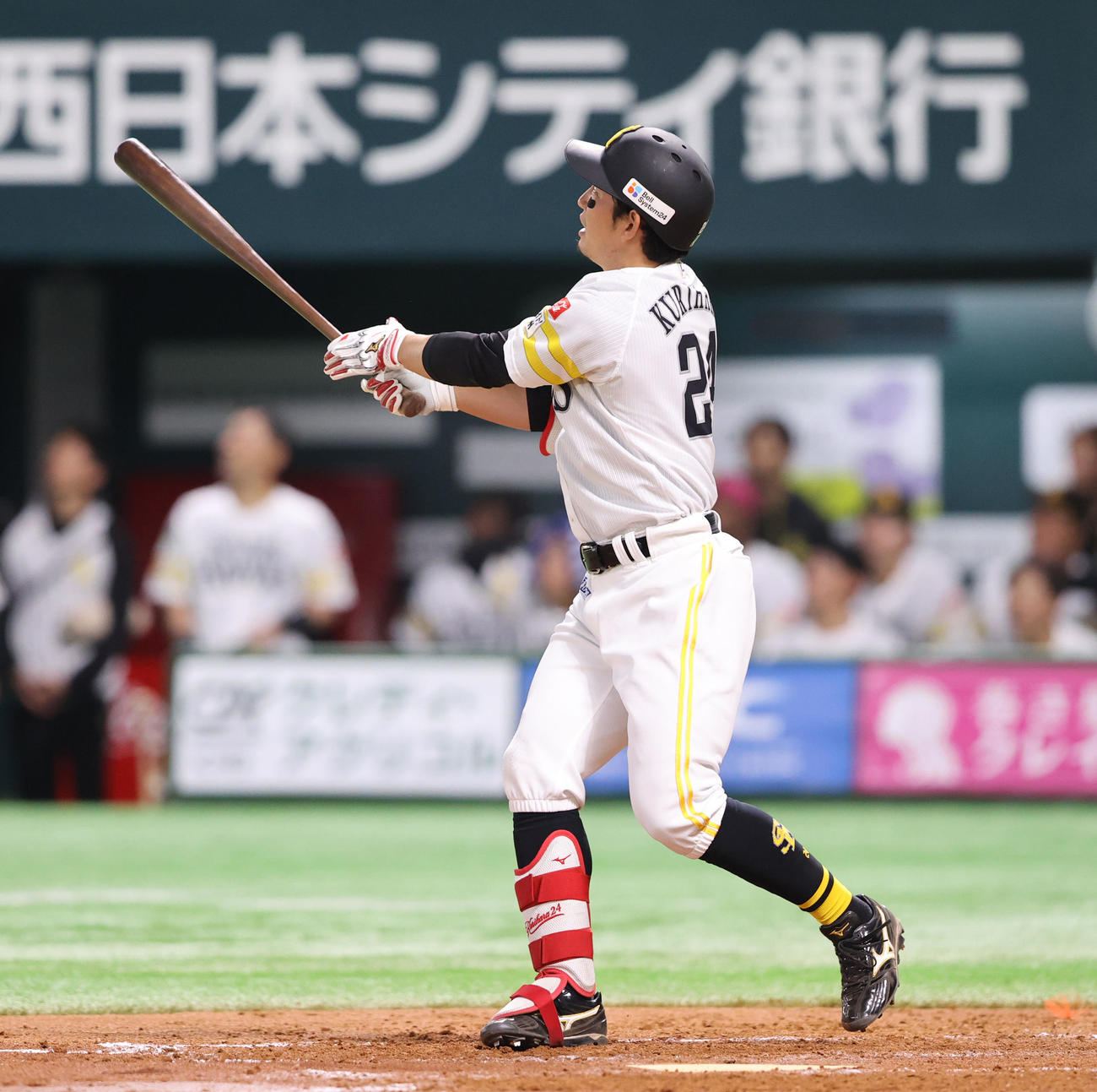 ソフトバンク対西武　3回裏ソフトバンク1死、栗原は右越え本塁打を放つ（撮影・梅根麻紀）
