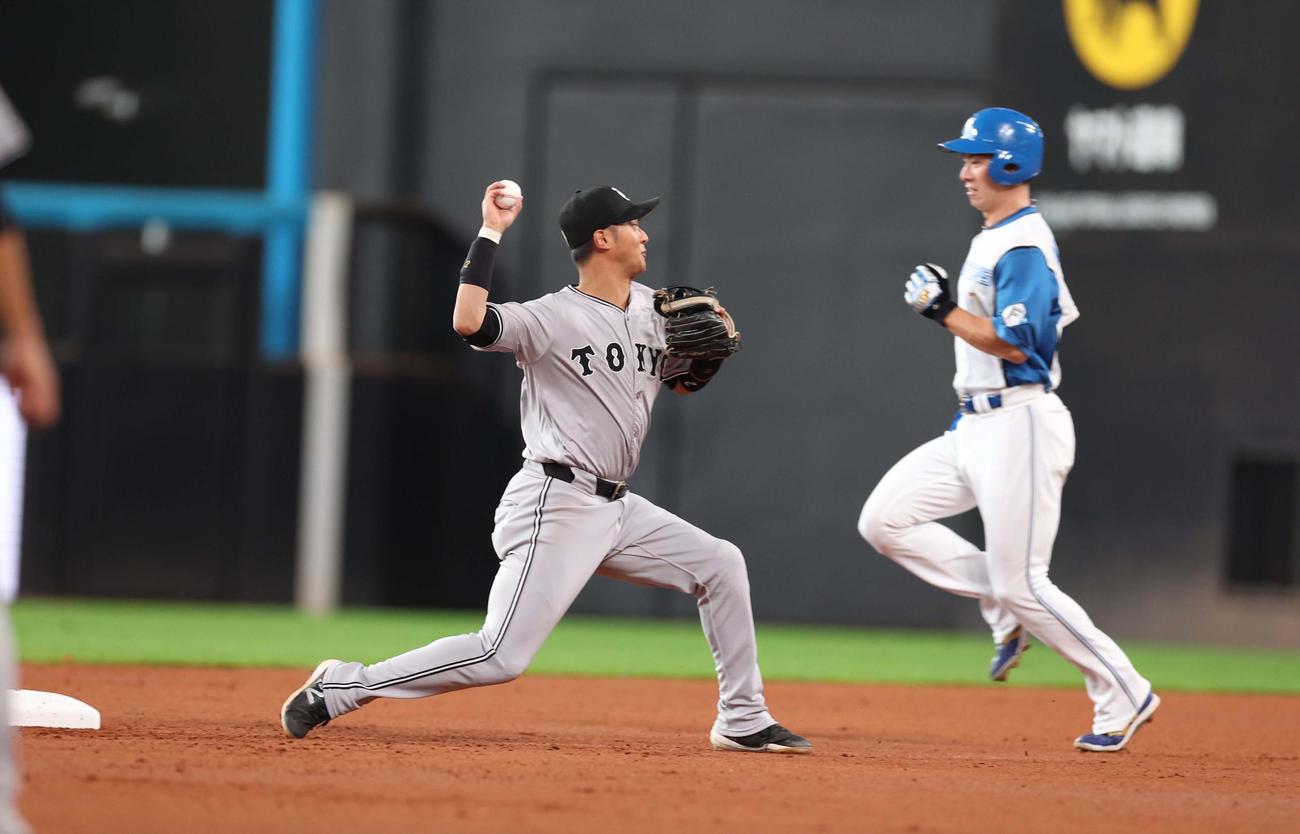日本ハム対巨人　1回裏日本ハム無死一、二塁、郡司の三ゴロで送球を受けた吉川が一塁に送球（撮影・黒川智章）