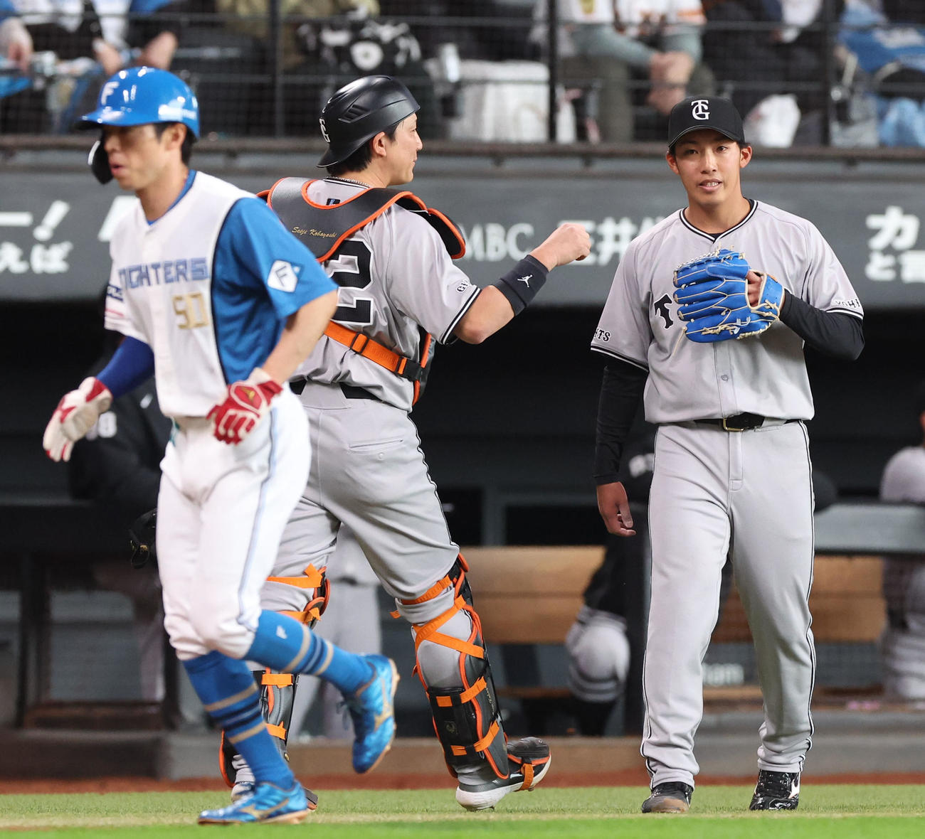 日本ハム対巨人　1回裏日本ハム無死一、二塁、郡司をトリプルプレーに仕留めベンチに戻る小林（左）と赤星（撮影・佐藤翔太）