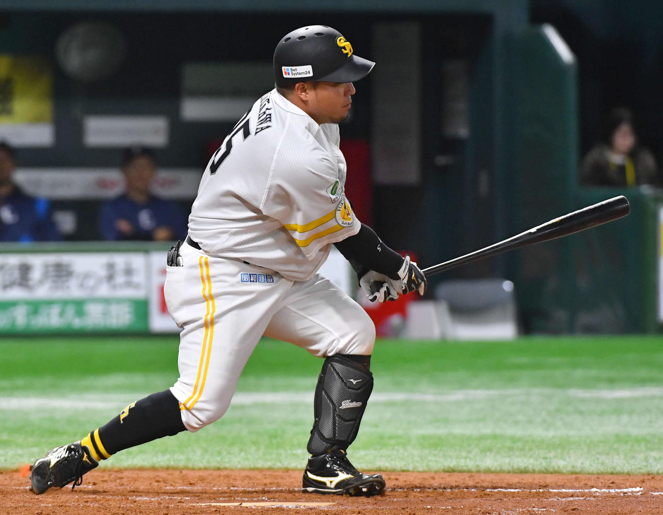 ソフトバンク対西武　5回裏ソフトバンク1死三塁、山川は中前適時打を放つ（撮影・岩下翔太）