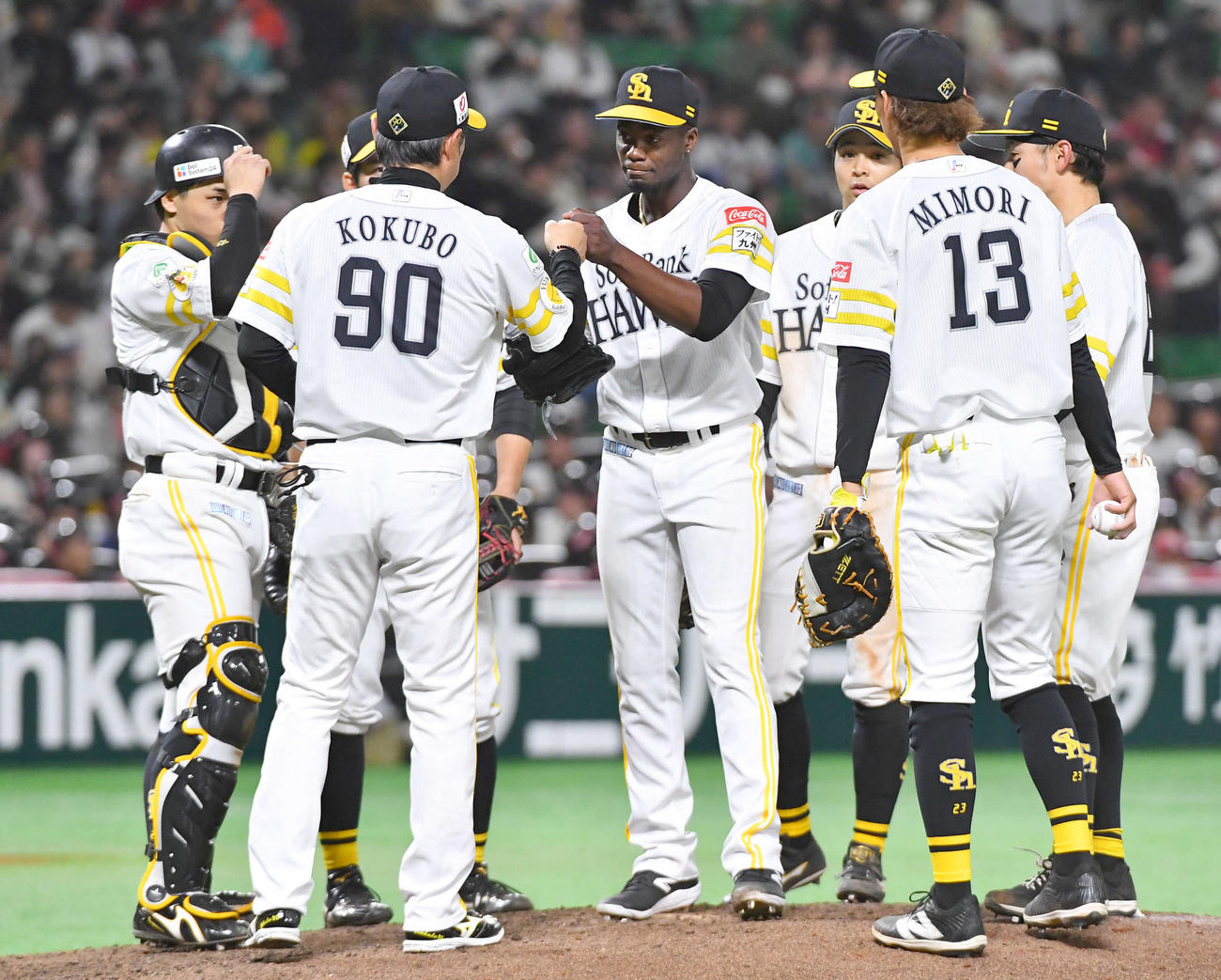 ソフトバンク対西武　6回表西武1死一塁、降板となったモイネロ（中央）は小久保監督とグータッチを交わす（撮影・岩下翔太）