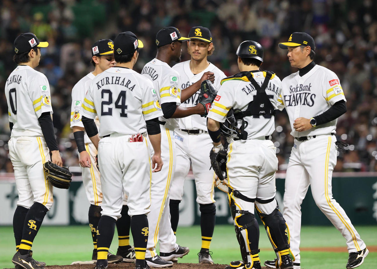 ソフトバンク対西武　6回途中に降板するモイネロ、右は小久保監督（撮影・梅根麻紀）