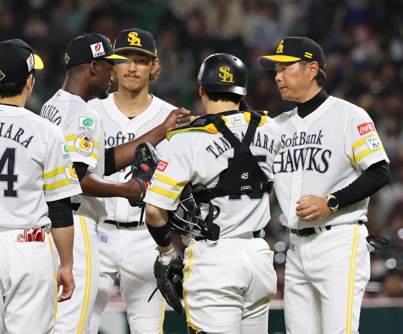 ソフトバンク対西武　6回途中に降板するモイネロ、右は小久保監督（撮影・梅根麻紀）