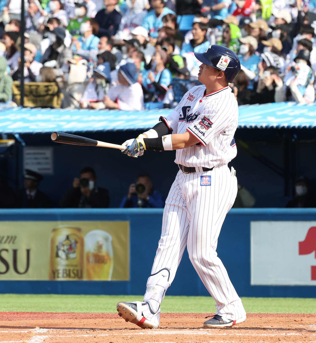 ヤクルト対オリックス　6回裏ヤクルト1死二塁、村上は右越えに2点本塁打を放つ（撮影・丹羽敏通）