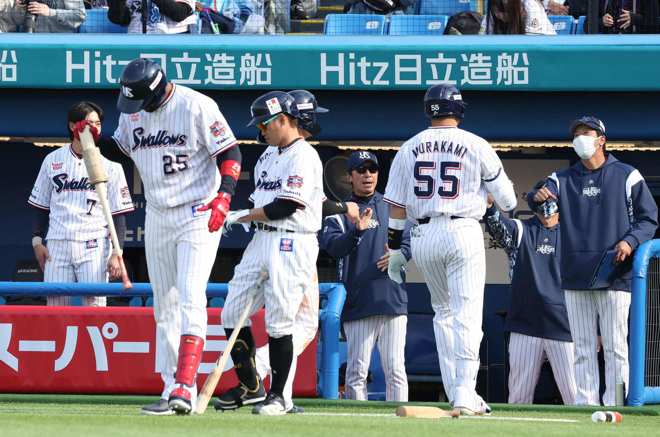 ヤクルト対オリックス　6回裏ヤクルト1死二塁、本塁打を放った村上を迎える高津監督（撮影・丹羽敏通）