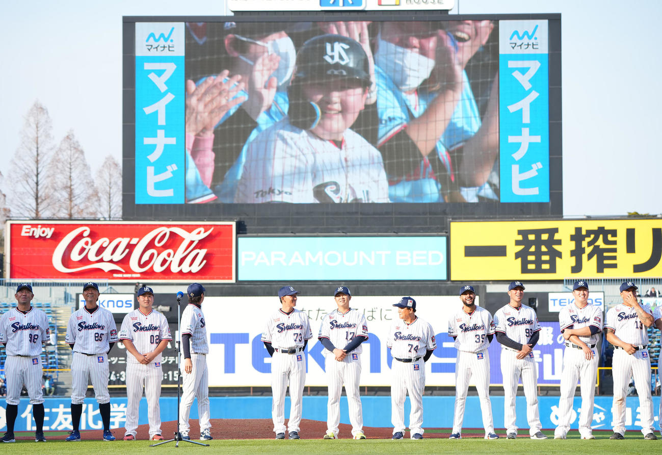 ヤクルト対オリックス　試合後の出陣式の途中、ビジョンにファン感謝祭で話題となった村上宗隆のそっくり少年が映りざわつくヤクルトの選手、スタッフたち（撮影・垰建太）