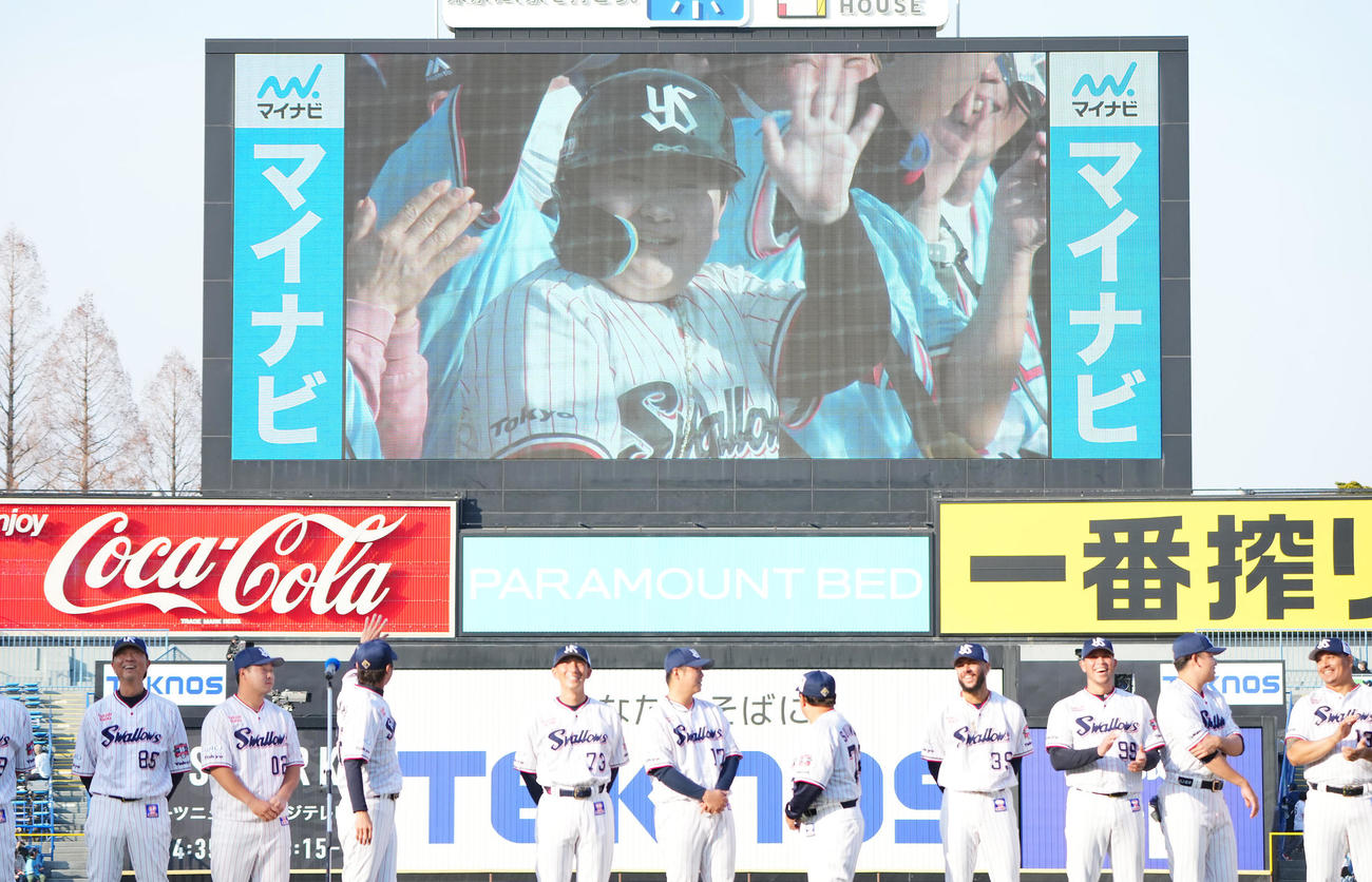 ヤクルト対オリックス　試合後の出陣式の途中、ビジョンにファン感謝祭で話題となった村上宗隆のそっくり少年が映りざわつくヤクルトの選手、スタッフたち（撮影・垰建太）