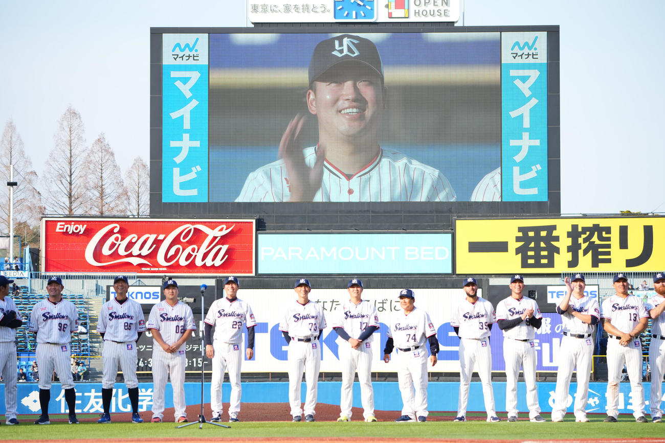 ヤクルト対オリックス　試合後の出陣式の途中、ビジョンにファン感謝祭で話題となった自らのそっくり少年に、大型ビジョンを使って手を振るヤクルト村上（撮影・垰建太）