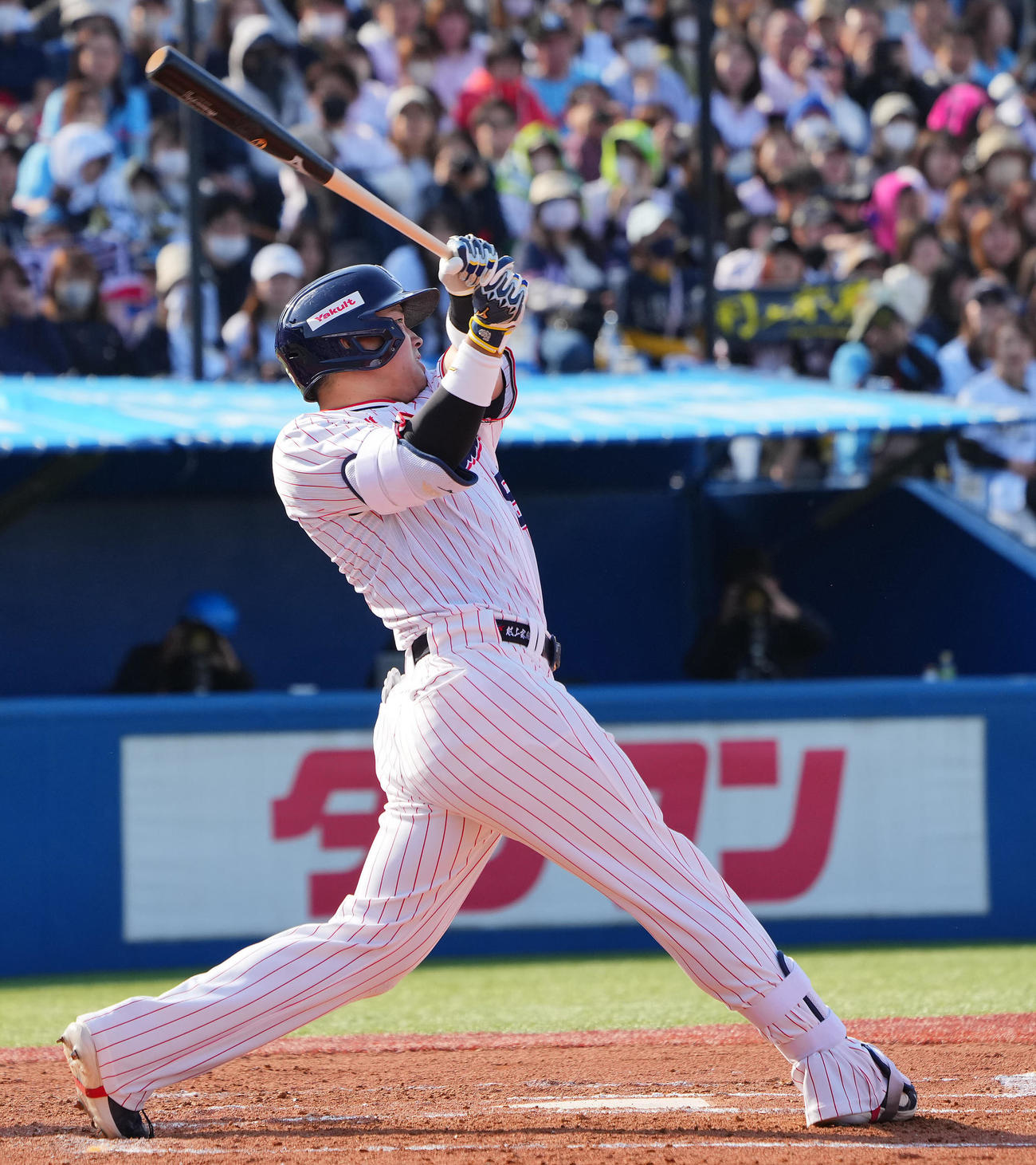 ヤクルト対オリックス　6回裏ヤクルト1死二塁、2点本塁打を放つ村上（撮影・垰建太）