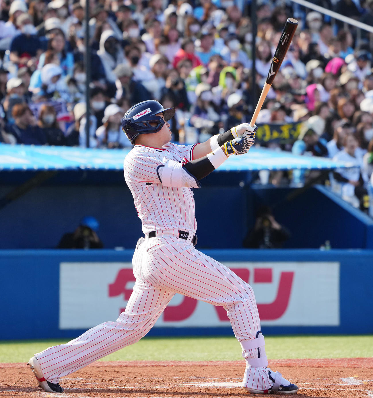 ヤクルト対オリックス　6回裏ヤクルト1死二塁、2点本塁打を放つ村上（撮影・垰建太）
