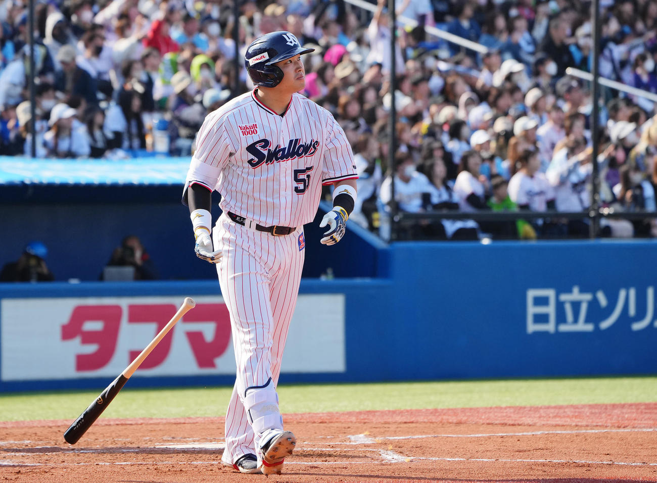 ヤクルト対オリックス　6回裏ヤクルト1死二塁、2点本塁打を放ち打球を見つめながらゆっくりと歩き出す村上（撮影・垰建太）