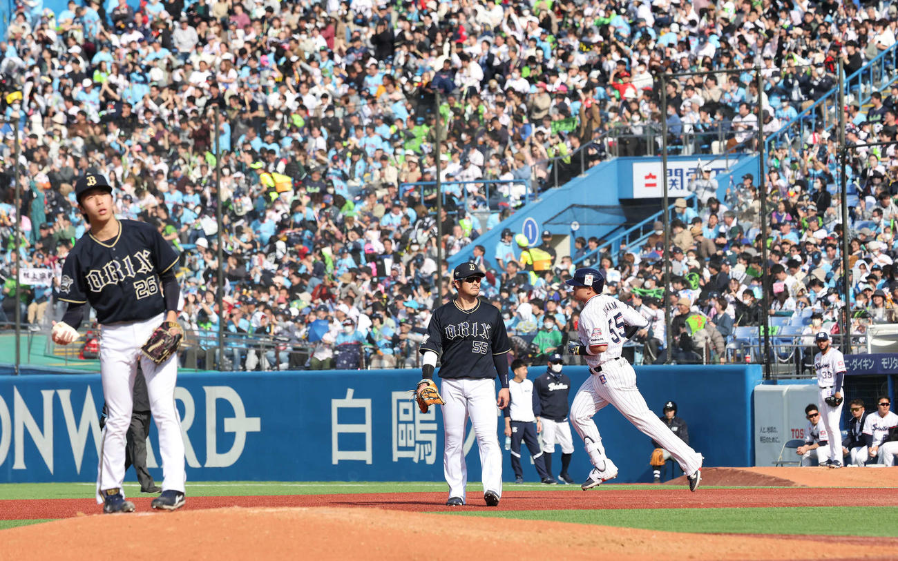 ヤクルト対オリックス　6回裏ヤクルト1死二塁、村上は右越えに2点本塁打を放って一塁を回る。投手斎藤（撮影・丹羽敏通）