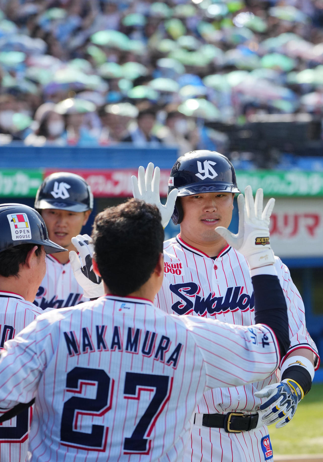 ヤクルト対オリックス　6回裏ヤクルト1死二塁、2点本塁打を放ちナインの出迎えを受ける村上（右）（撮影・垰建太）