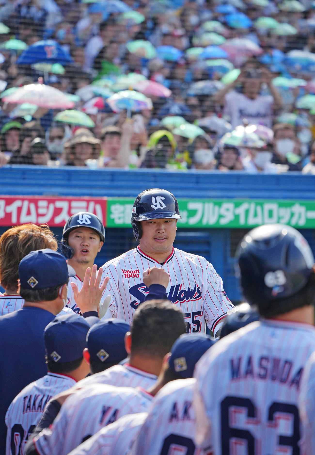 ヤクルト対オリックス　6回裏ヤクルト1死二塁、2点本塁打を放ちナインの出迎えを受ける村上（中央）（撮影・垰建太）
