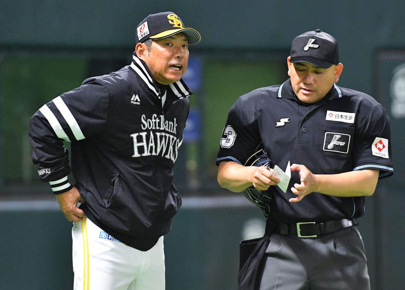 ソフトバンク対西武　6回裏の攻撃を終えて守備の交代を告げる小久保監督（撮影・岩下翔太）