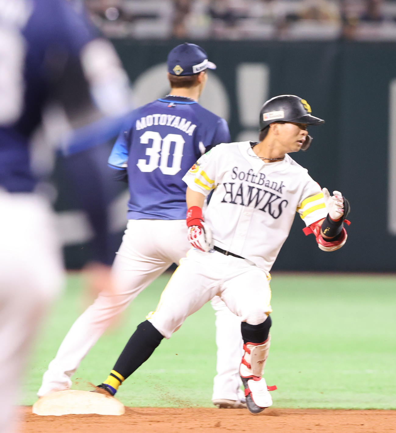 ソフトバンク対西武　6回裏ソフトバンク無死、仲田は右越え二塁打を放つ（撮影・梅根麻紀）