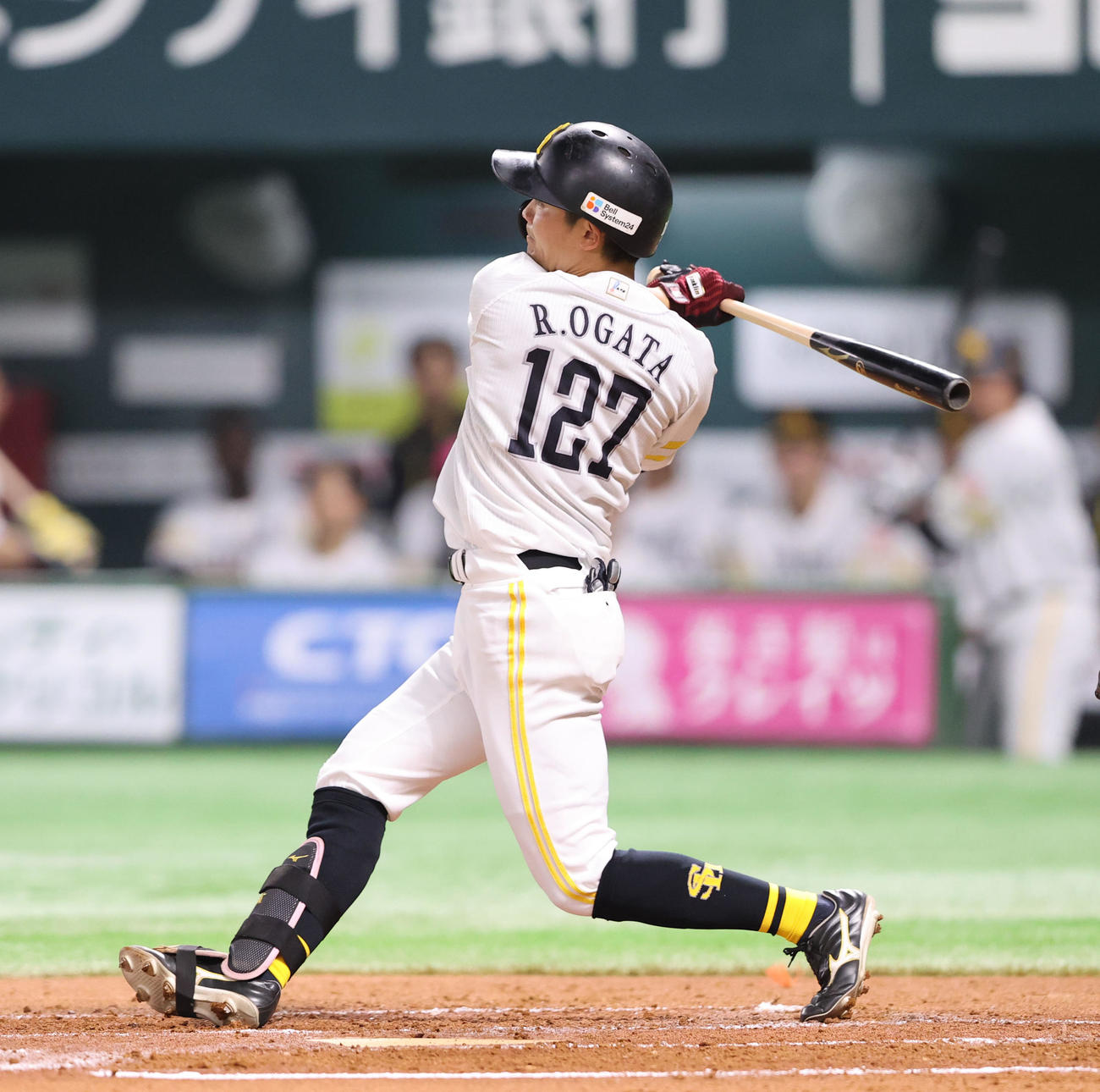 ソフトバンク対西武　1回裏ソフトバンク無死一塁、緒方は右二塁打を放つ（撮影・梅根麻紀）